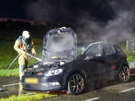 Auto vliegt in brand in Geesbrug