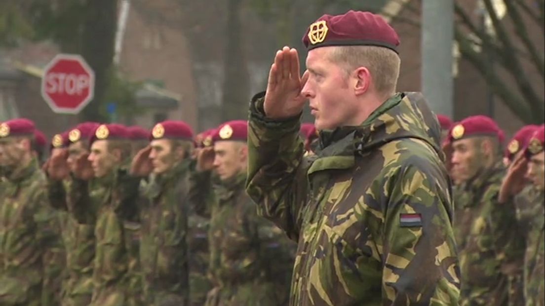 Militairen met hun zojuist verdiende rode baret