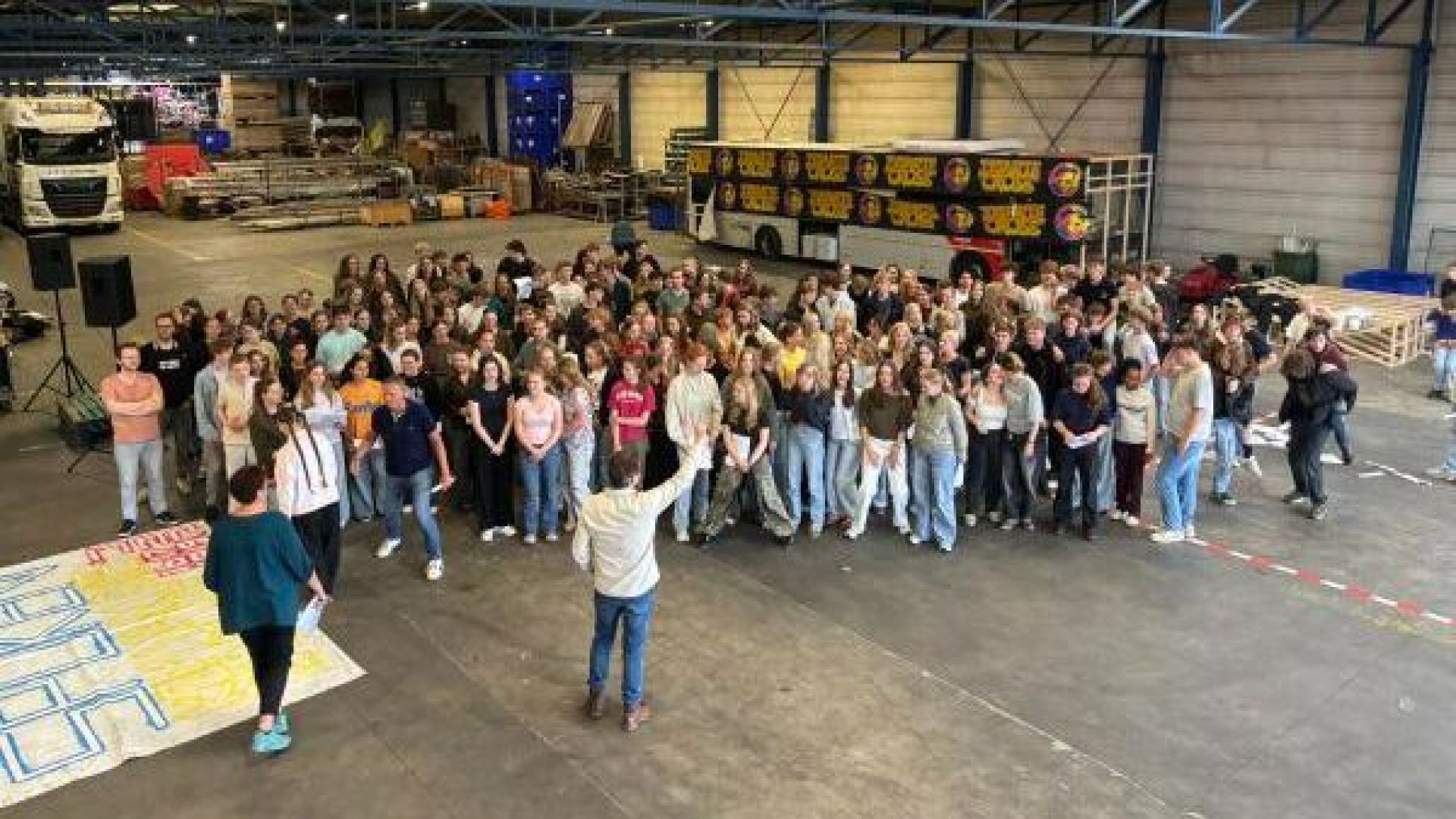 Scholieren repeteren voor Crosso Symphonica in de hal van de Feestfabriek.