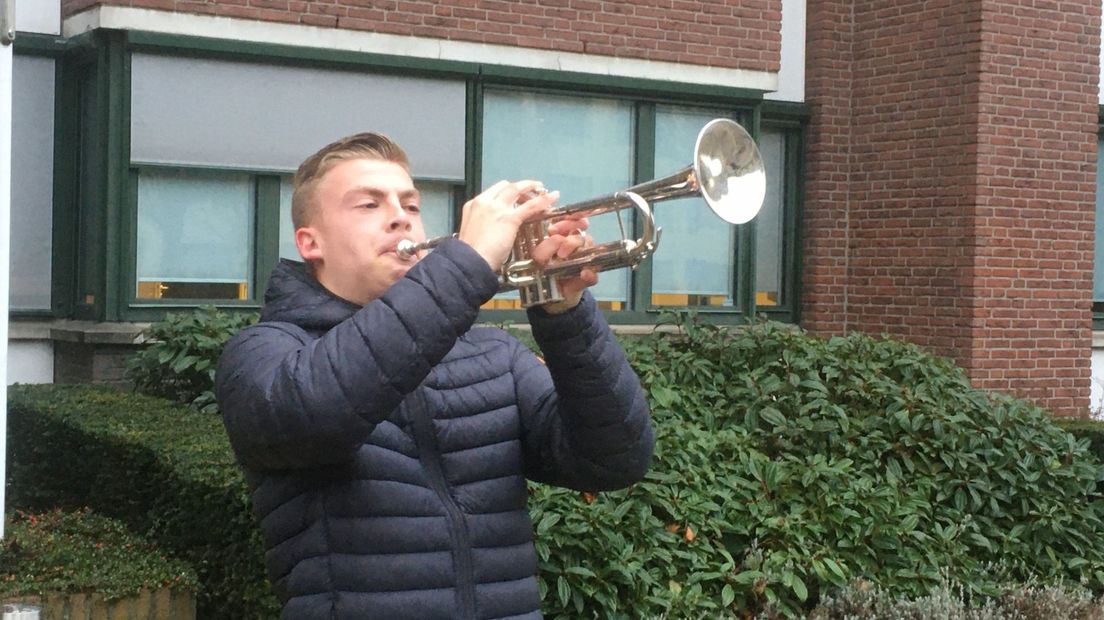 Trompettist Jeffrey speelt Jerusalema voor GGD