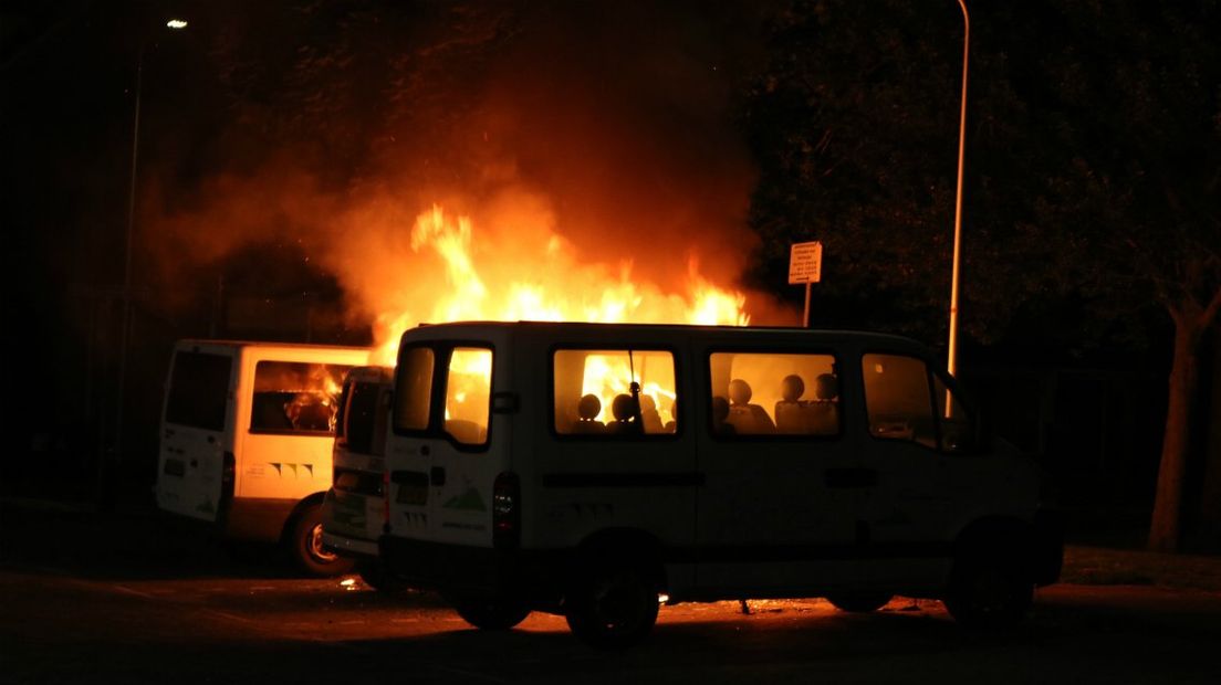 Twee busjes brandden uit op het Noordwijkse Rederijkersplein.