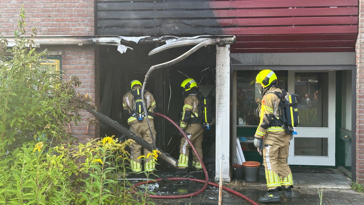 Felle brand verwoest woning, complex ontruimd