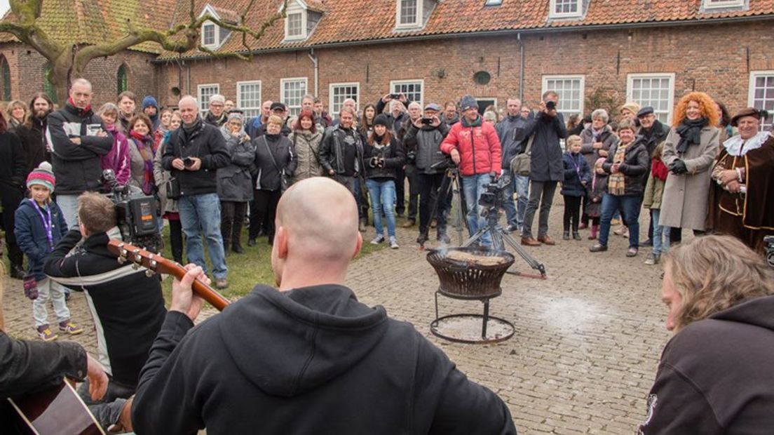 Wat hebben ze in Zuid-Amerika nou met het Geldersch Volkslied? Ze vinden het prachtig! Althans, de versie die de folk-metalband Heidevolk maakte voor het TV Gelderland-programma Een wagen vol verhalen. Het lied is een grote hit op Facebook.