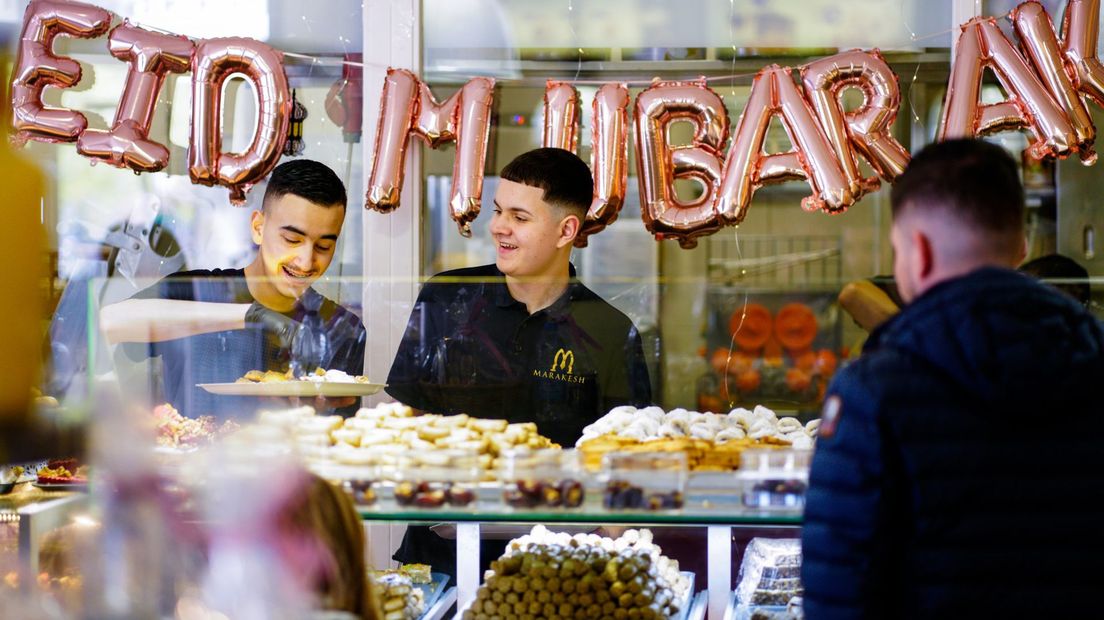 Drukte bij de bakkers vanwege het Suikerfeest