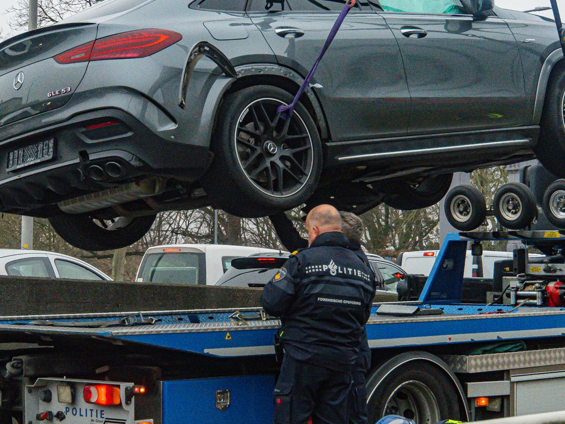 De Mercedes wordt weggetakeld. Zie ook de schade bij het achterwiel.