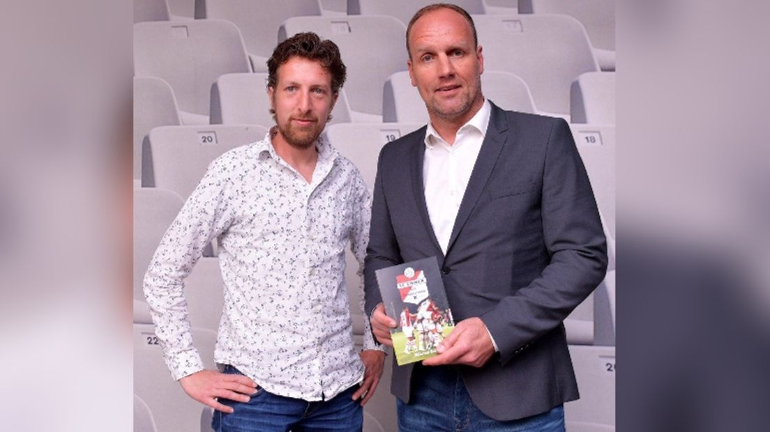 Schrijver Maarten Kolsloot en FC Emmen-trainer Dick Lukkien (Foto Uitgeverij De Kring)