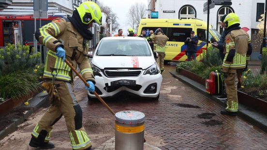 Automobilist gewond na botsing tegen paaltje