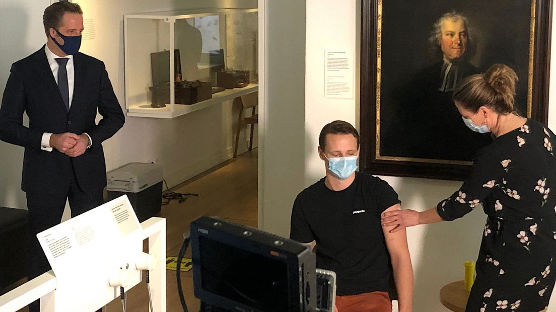 Eerste Janssen-vaccins toegediend onder toeziend oog van coronaminister Hugo de Jonge