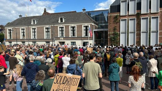 Demonstratie tegen asielwetten: ‘Onmenselijk, vluchtelingen blijven hier welkom’