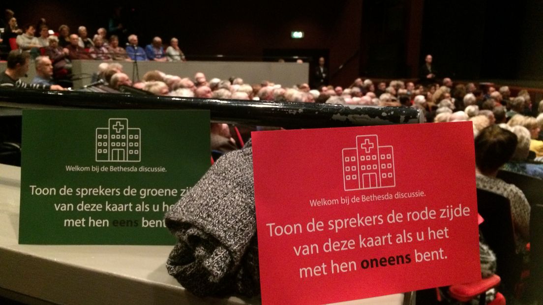 Mensen kunnen met rode en groene kaarten aangeven wat zij vinden (Rechten: RTV Drenthe / Serge Vinkenvleugel)