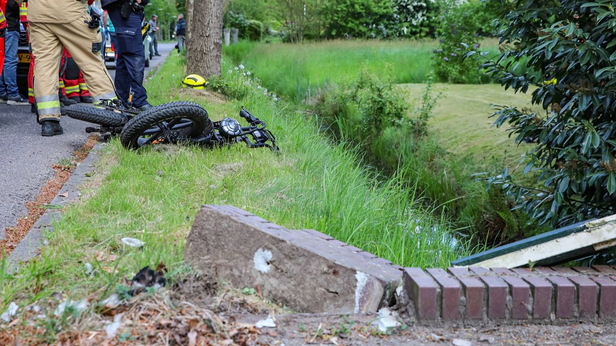 112-nieuws zondag 4 mei: Fietser gewond na botsing in Stad • Fatbiker te water in Finsterwolde