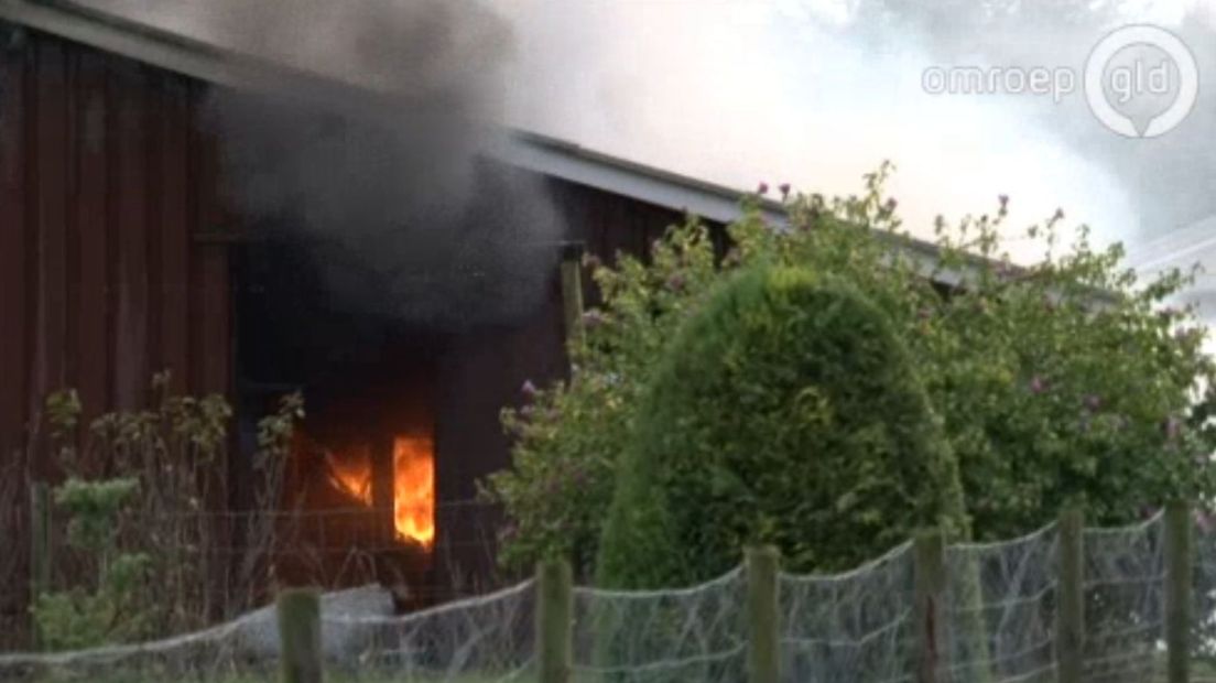De brand die maandagmiddag in Aalten een schuur met een aantal auto's in de as legde, heeft waarschijnlijk een technische oorzaak.De politie zegt niet uit te gaan van brandstichting.