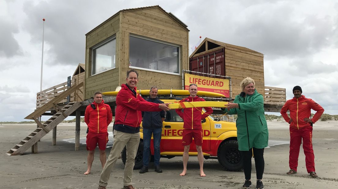 De KNRM Lifeguards hebben dit jaar op Schier een nieuwe strandpost gekregen