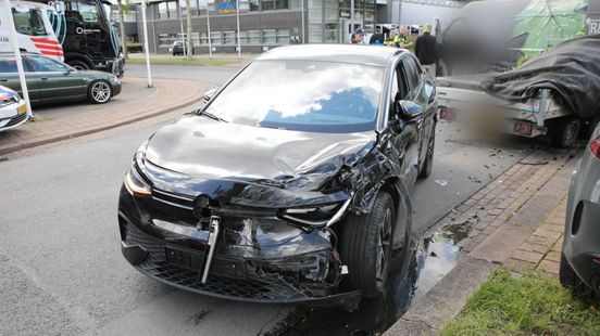 Auto en bestelbus botsen in Apeldoorn