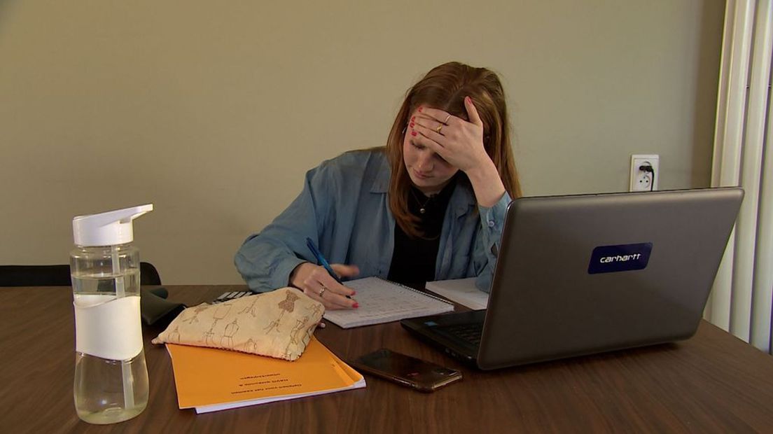 Lou Steenbrink is druk met studeren voor haar eindexamen.