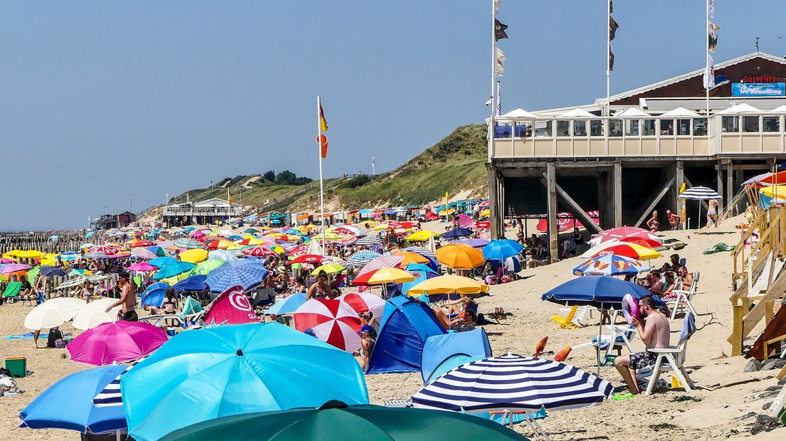 Een strand vol parasols bij Zoutelande (foto van 24 juni 2020)