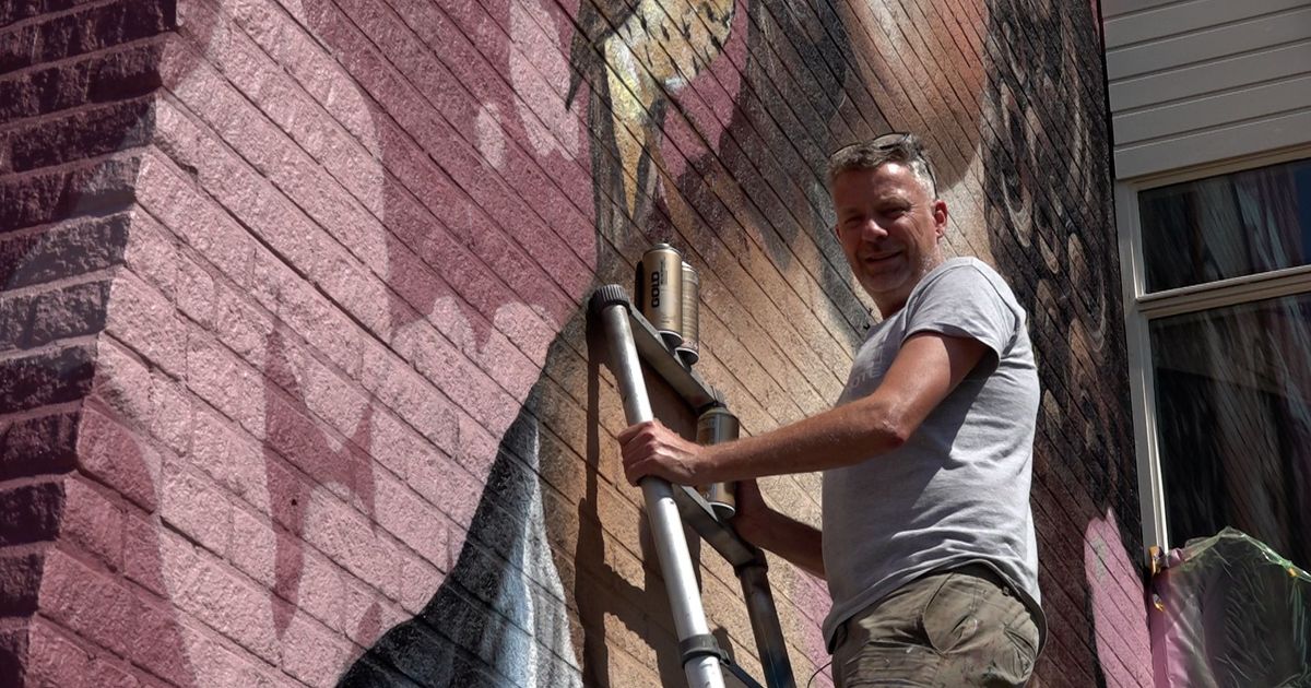 Levensgroot portret op pand, wie staat er op? - Omroep Gelderland