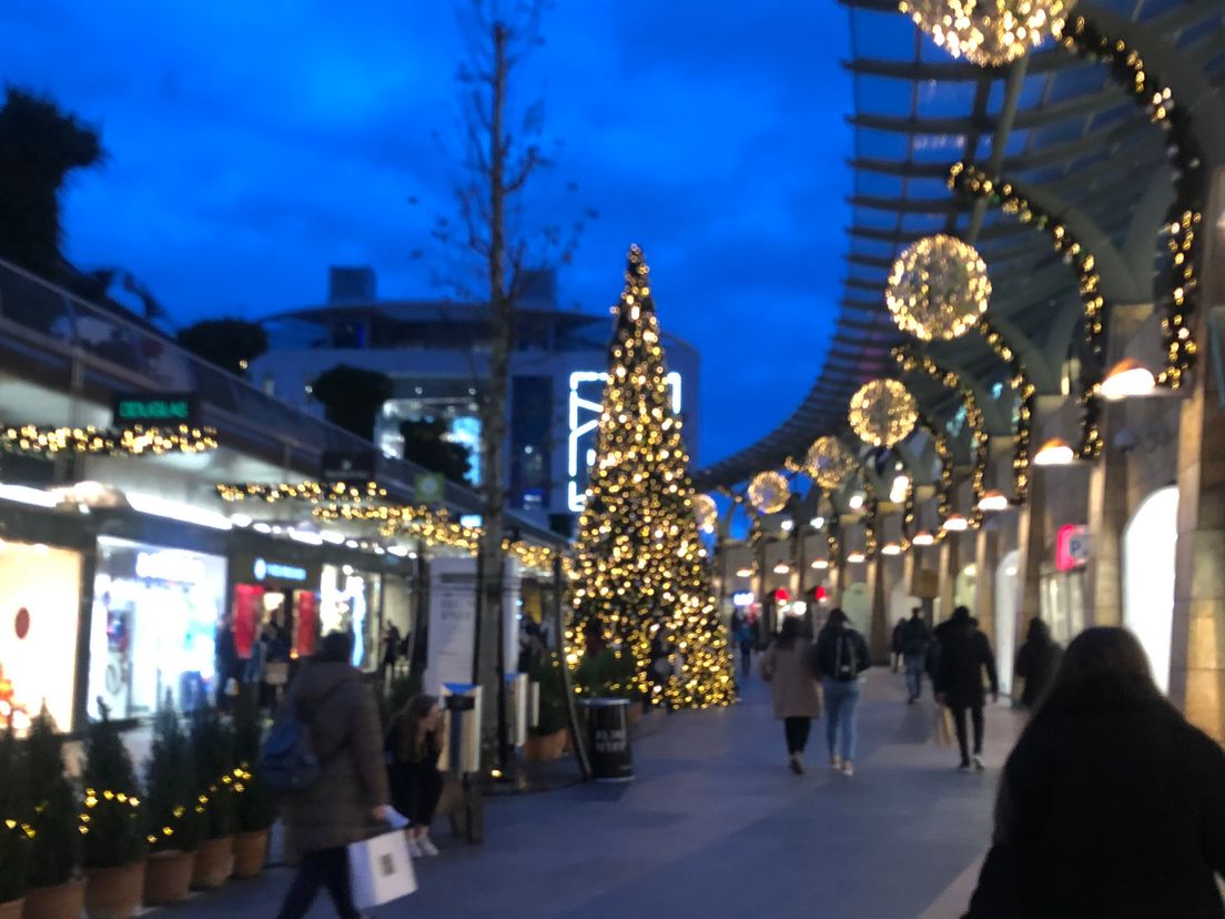 Winkelend publiek in centrum van Rotterdam