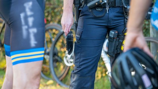 Wielrenner gewond na botsing, automobilist gevlucht