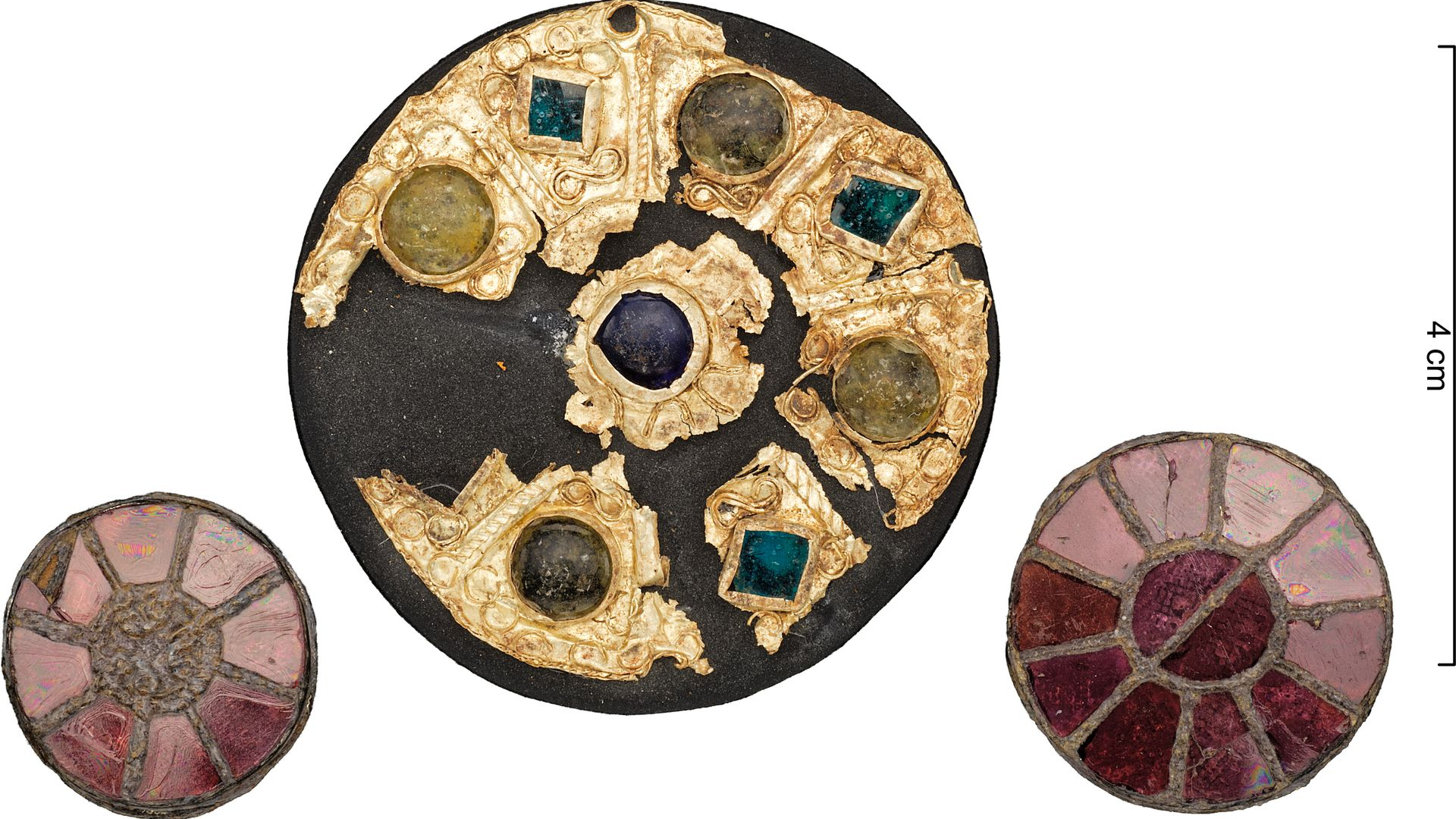 goudbeslag-fibula-met-edelstenen