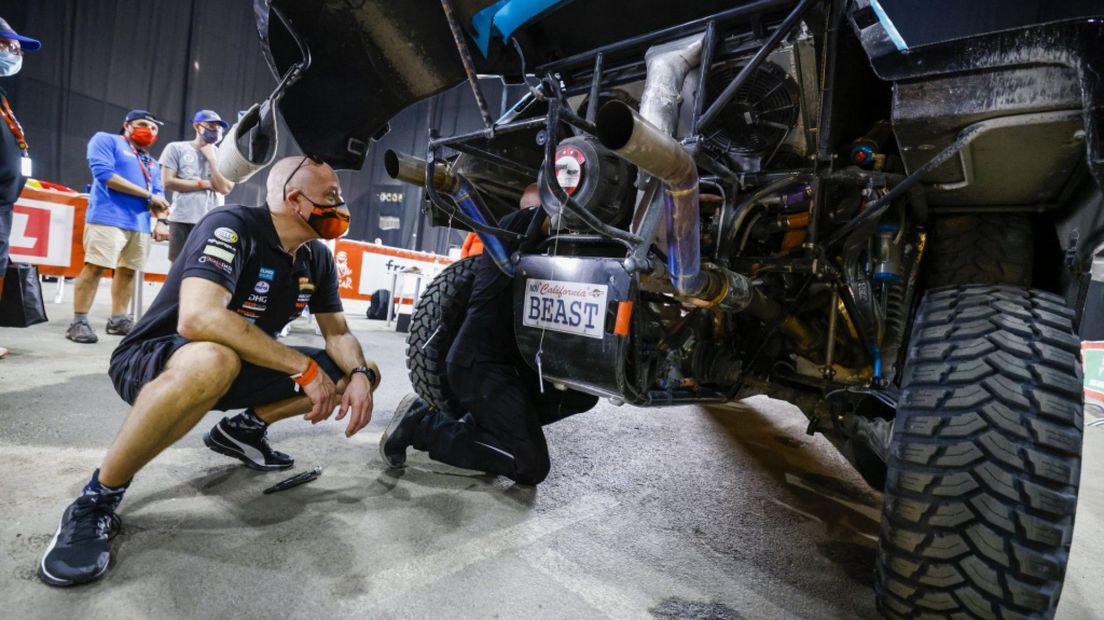Tom Coronel tijdens technische- en administratieve keuring in Djedda
