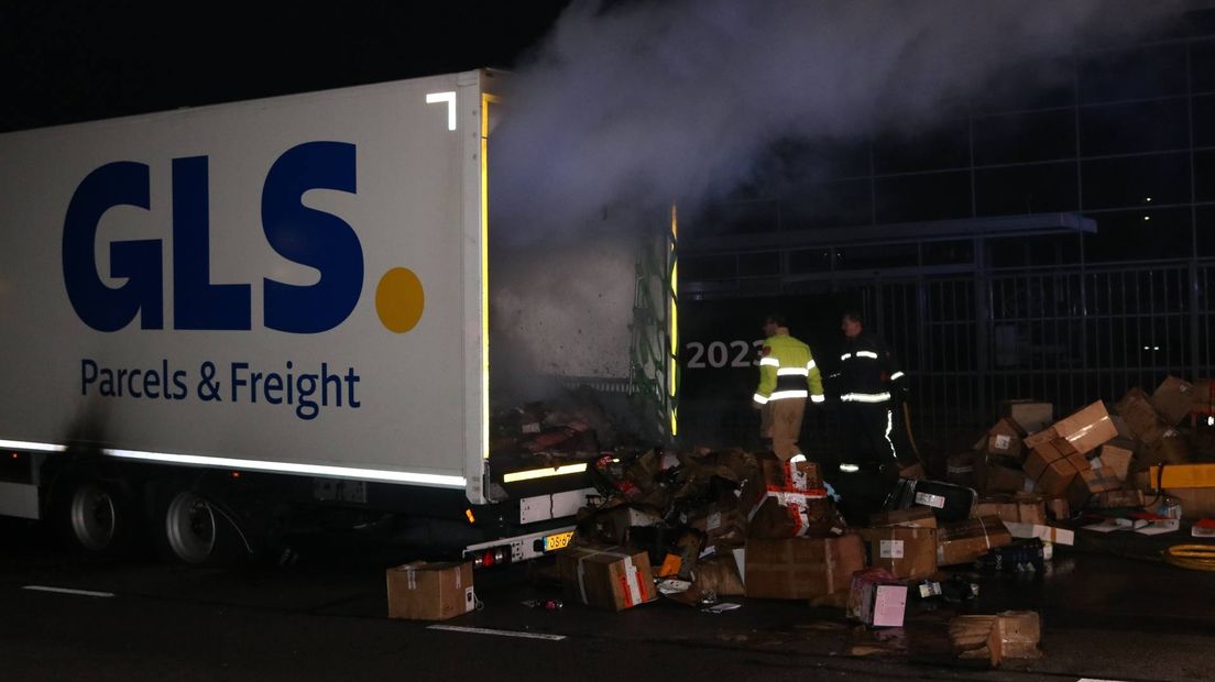 Brand in de trailer van de pakketbezorger