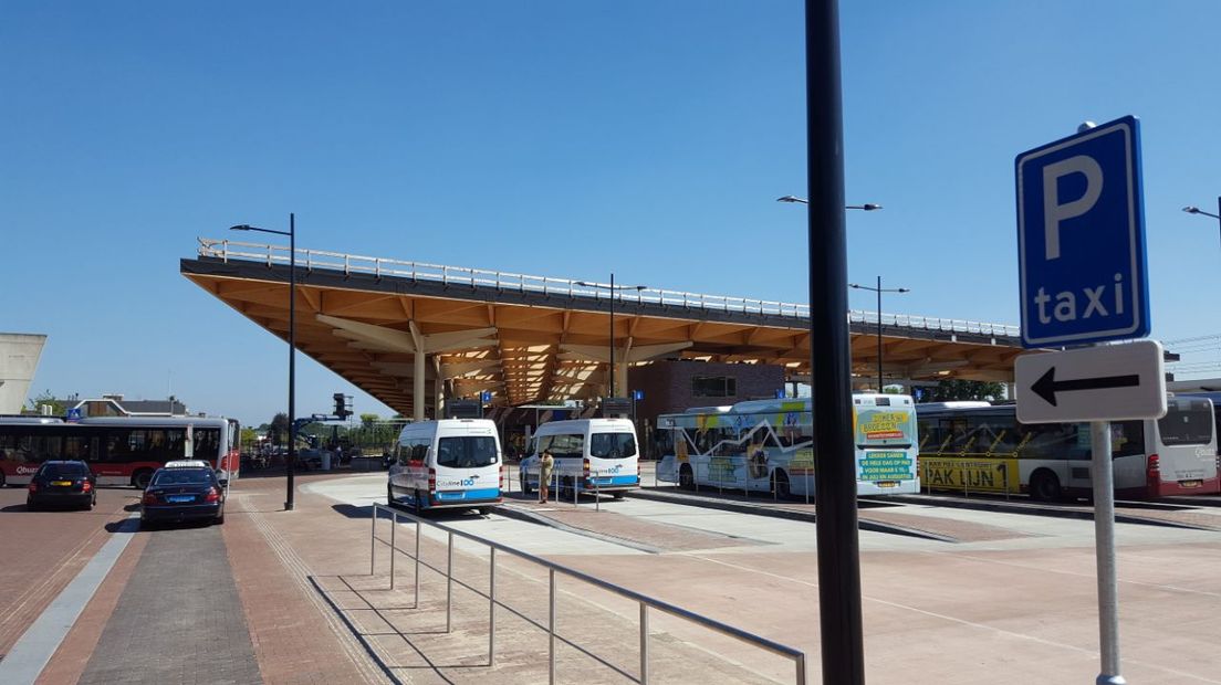 Vijf plekken voor taxi's bij het Asser station zijn genoeg (Rechten: archief RTV Drenthe)