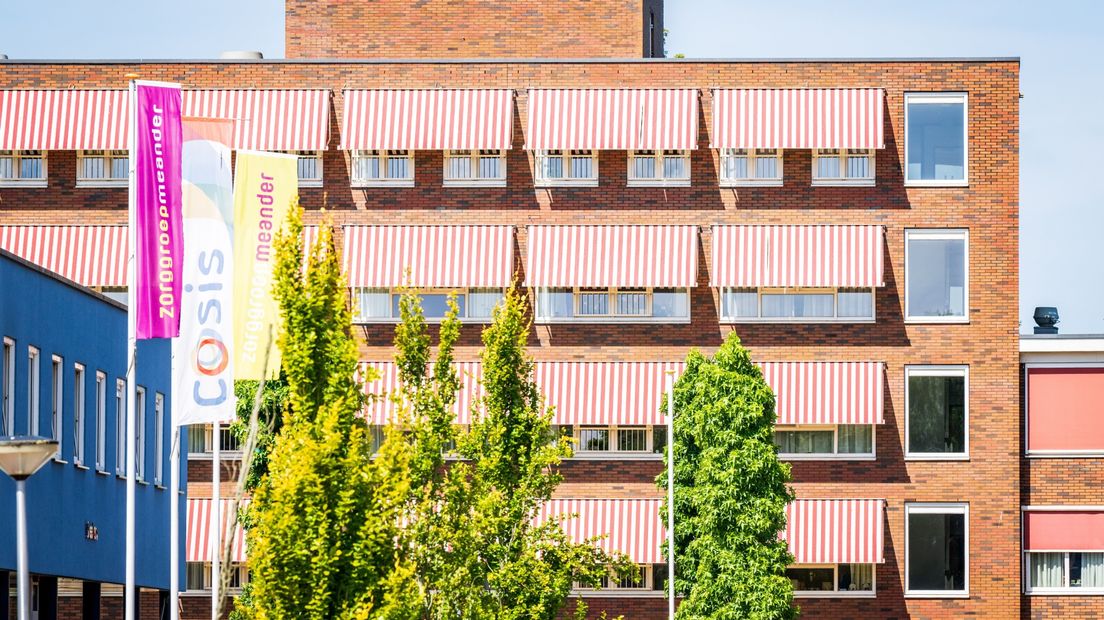 Een locatie van zorgverlener Meander in Veendam heeft de zonneschermen naar beneden