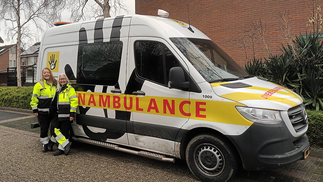 Conny en Ineke van de dierenambulance