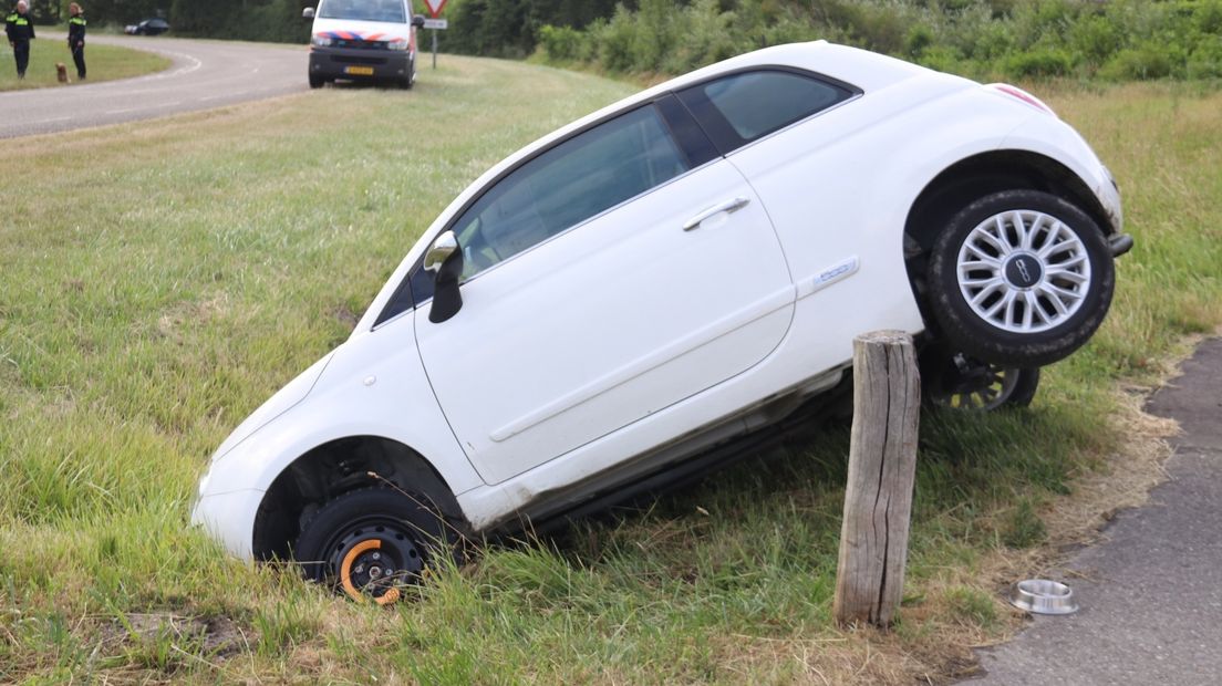 Bij Kamperland is vanochtend een auto in een sloot gegleden