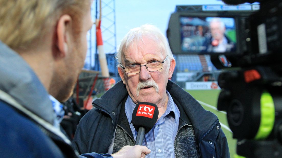 Dick Lukkien senior voor de camera van TV Drente Sport (Rechten: Gerrit Rijkens)