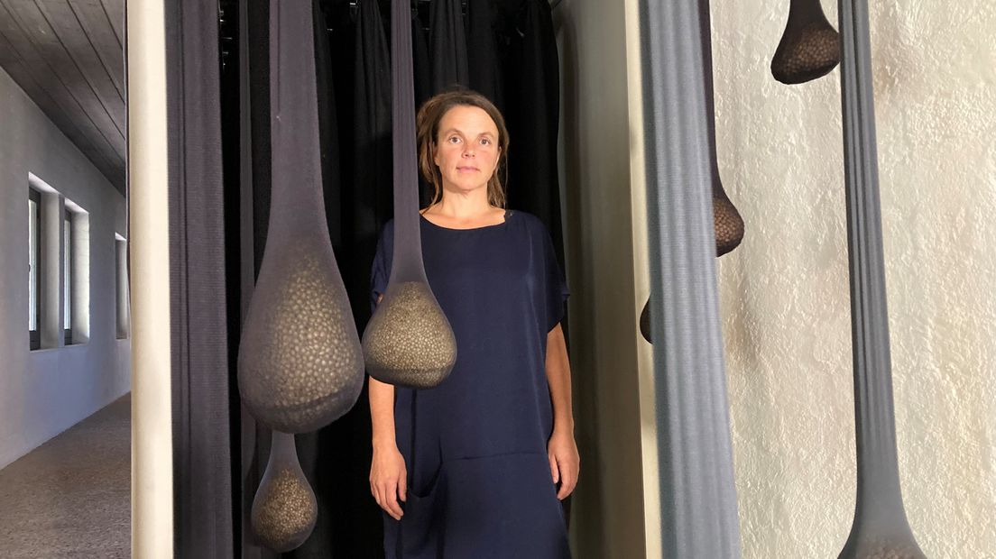Boukje Schweigman bij een van de kunstwerken