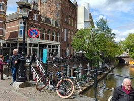 Een fiets pal naast een 'Hier geen fietsen plaatsen' bord, in Utrecht mag dat meestal