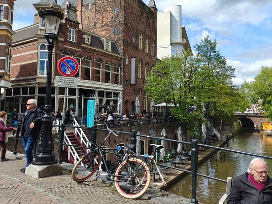 Een 'Hier geen fietsen plaatsen' bord betekent in Utrecht vaak dat je fiets gewoon op die plek mag staan