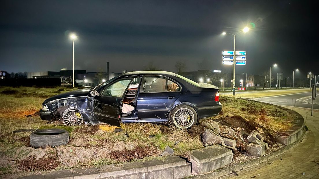 Bestuurder vliegt uit de bocht op rotonde van Provinciale Rondweg in Oldenzaal