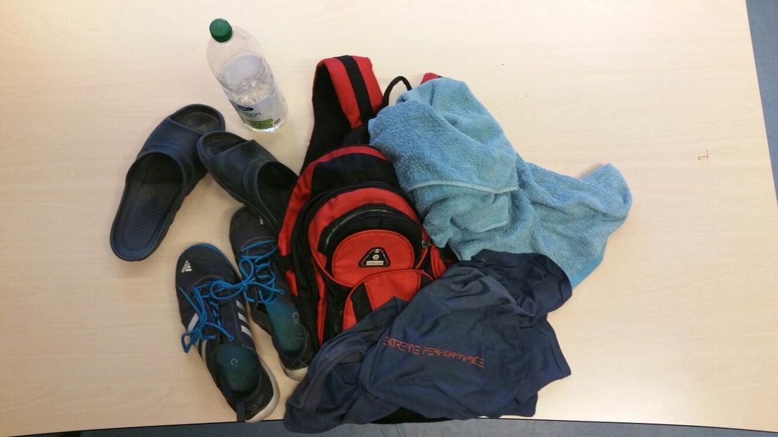 De politie heeft donderdag een tas, kleding en schoenen (maat 46) bij de pont in Brakel gevonden. De spullen zijn vermoedelijk van een drenkeling.