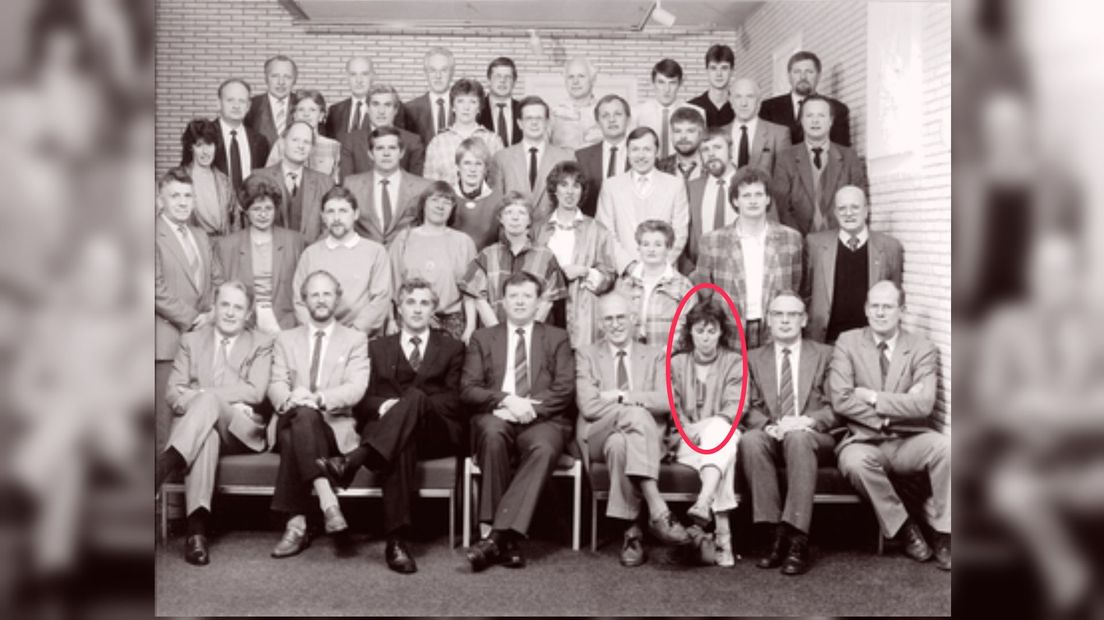 Emmer gemeenteraad en college uit 1986. Lies van Urk was de eerste vrouwelijke wethouder. (Rechten: Gemeente Emmen)