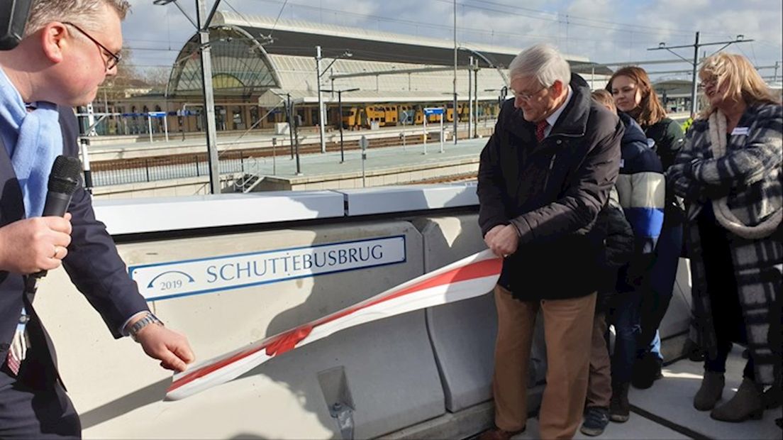 Hans Schutte en wethouder Ed Anker openden de brug in 2019