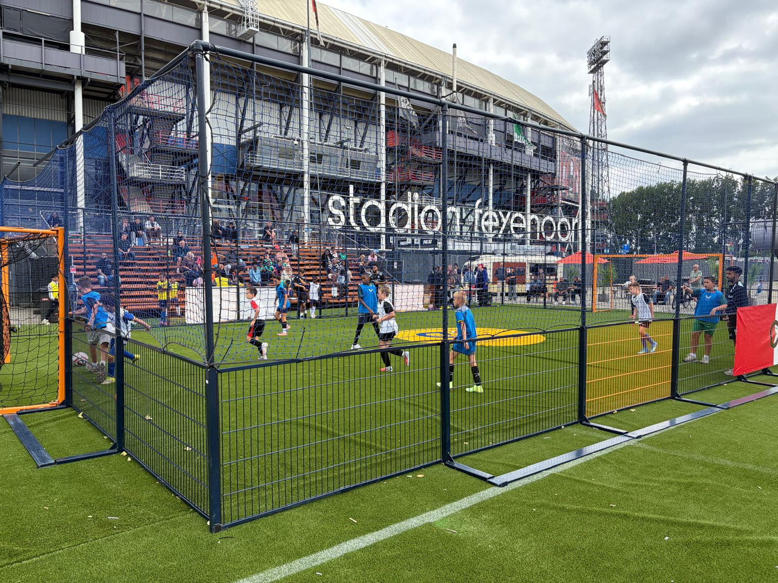 Het toernooitje is bij De Kuip is in volle gang