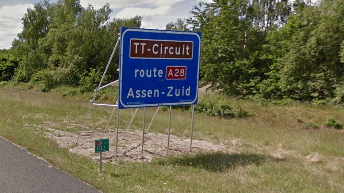 Een van de verwijsborden naar het TT Circuit (Rechten: Google Streetview)