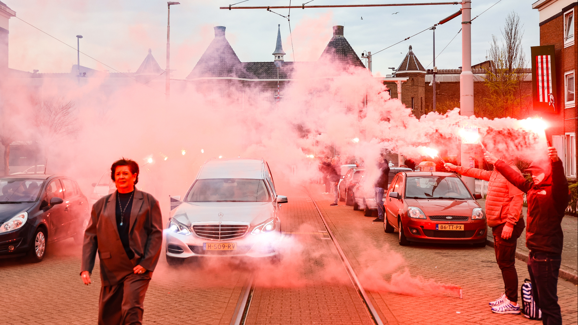 De supportersgroep Spangenaren zorgde na afloop van de bijeenkomst voor een eerbetoon op straat, waarbij de wagen met de kist door rook omringd Spangen verliet.