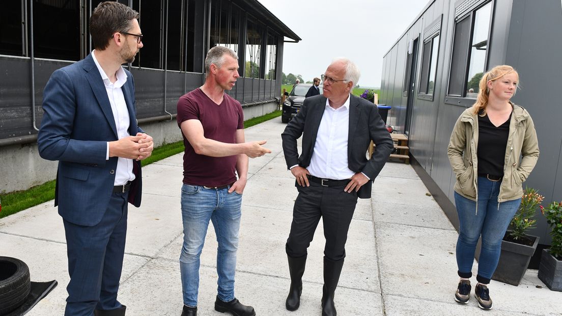 Vlnr: Gedeputeerde Johan Hamster, Erwin Bijman, minister Piet Adema, Carla Bijman