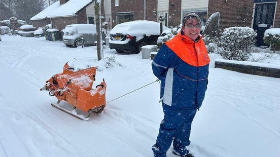 Postbezorger Danielle trotseert sneeuw en bezorgt post met een slee