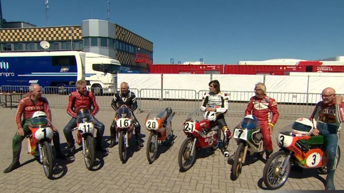 Oud-strijdmakkers Paul Lodewijkckx eren TT winnaar 50cc (Rechten: RTV Drenthe)