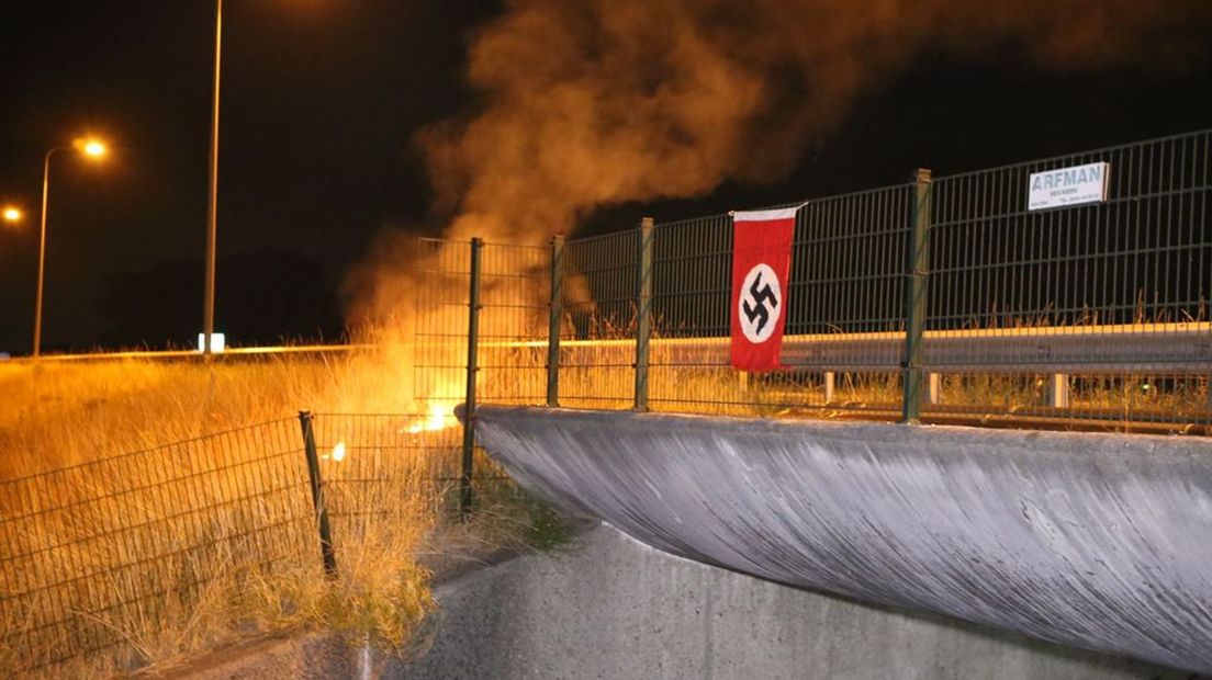 De vlag hing vannacht aan een viaduct bij Stroe.