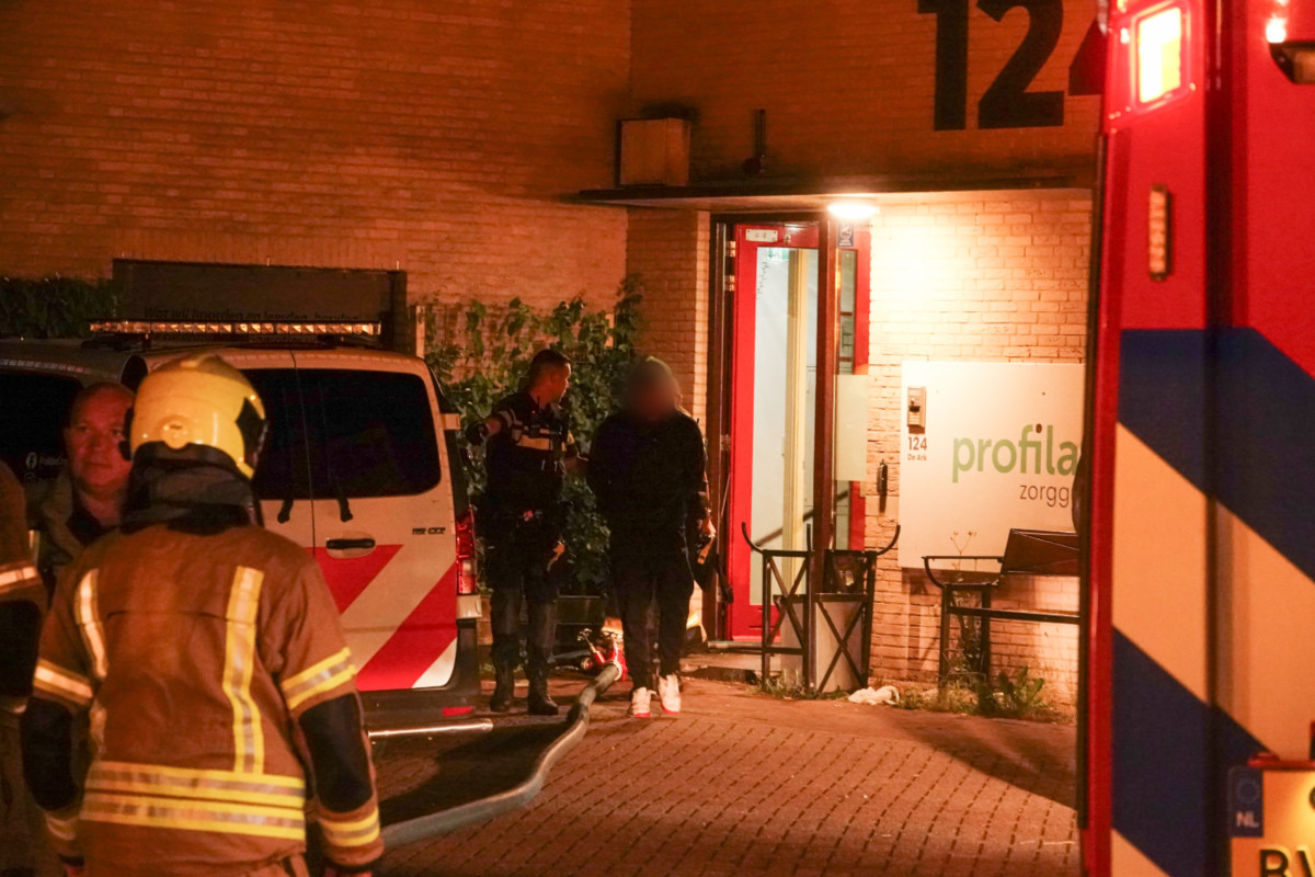 In een zorginstelling in Dordrecht zijn twee mannen aangehouden.
