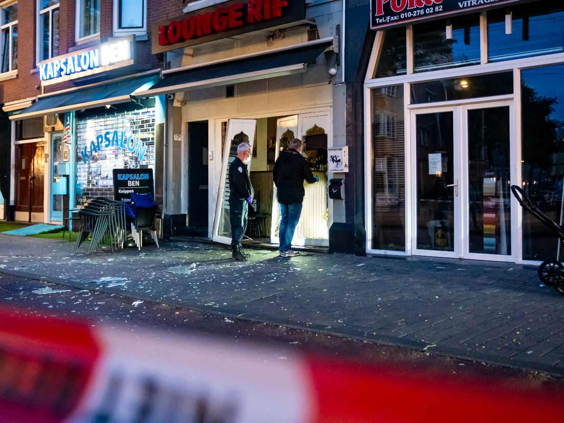De deuren van de shishalounge zijn ontzet en op straat ligt veel glas
