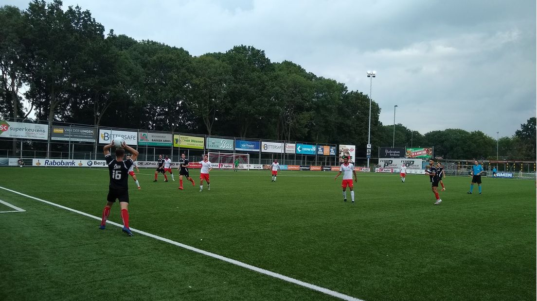 Hoogland gooit in tegen Unitas