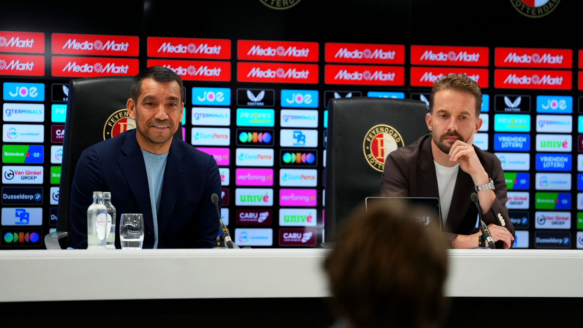 Giovanni van Bronckhorst en Dévy Rigaux geven een persconferentie