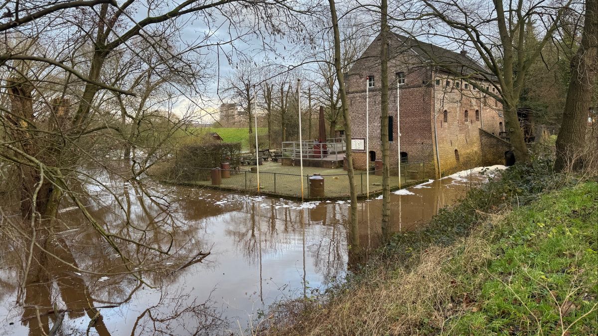 Stijgende Maas: horecazaak neemt voorzorgsmaatregelen en veren uit de vaart